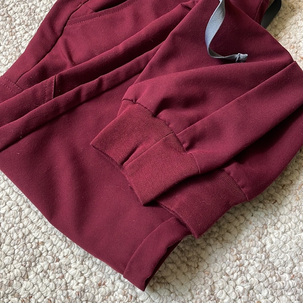 2 pairs Figs Zamora Jogger Scrub Bottoms Burgundy - Picture 3 of 4